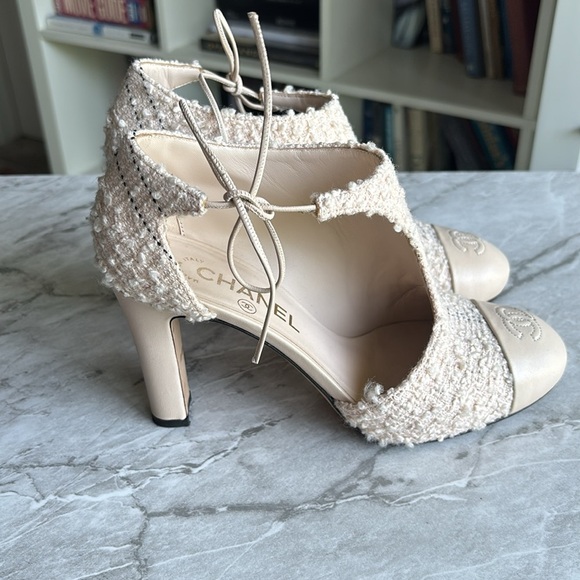EUC Chanel Cream Tweed d’orsay 3.5” heel 2021 logo on leather toe z37 - Picture 2 of 8